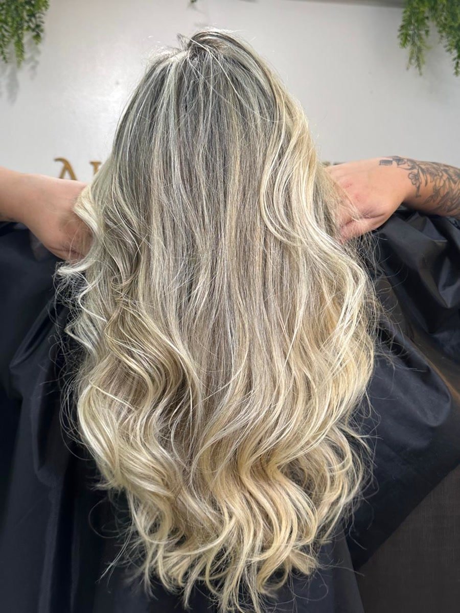Loiro iluminado em ondas longas, visto por trás